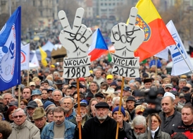 Momentka z demonstrace odborů a dalších občanských iniciativ proti vládní politice.