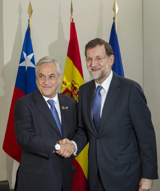 Španělský premiér Mariano Rajoy (vpravo) třese rukou s Chilským prezidentem Sebastianem Pineraem.