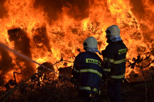 Požár odpadu v sousedství haly s uhlím likvidovali 17. listopadu odpoledne hasiči.