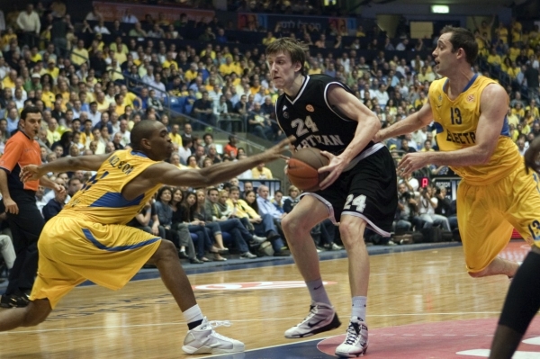 Český basketbalista Jan Veselý (uprostřed).