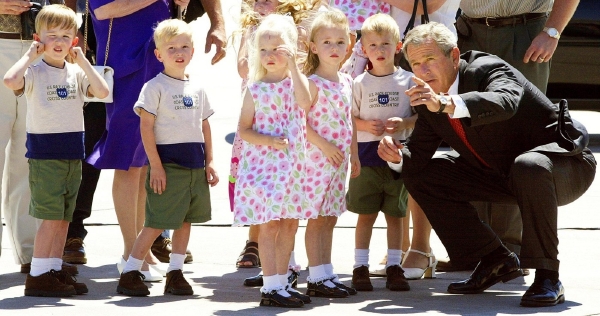 Ze sedmerčat se staly celebrity. Když děti slavily čtvrté narozeniny, setkal se s nimi dokonce tehdejší americký prezident George Bush.