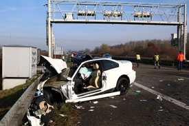 Vrak auta na dálnici A5.