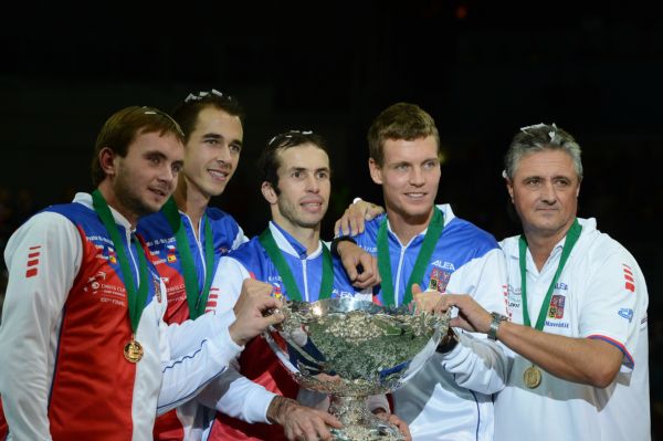 Český tým s trofejí pro vítěze Davis Cupu.