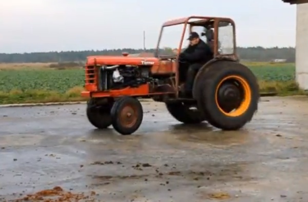 Závodní traktor vybavený turbomotorem z volva.