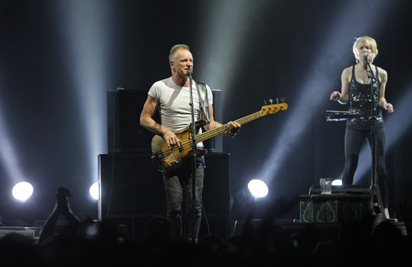 Sting na letošním koncertu v O2 areně.