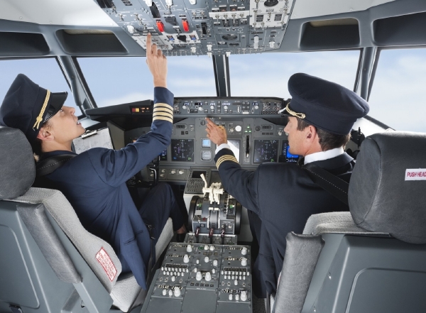 Mikrospánek není strašákem jen motoristů. Podle průzkumu, se s ním v kokpitu letadla setkal každý třetí pilot (ilustrační foto).