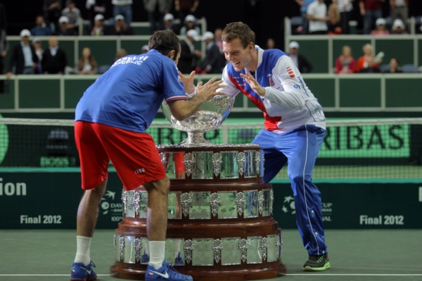 Čeští tenisté u trofeje pro vítěze Davis Cupu.