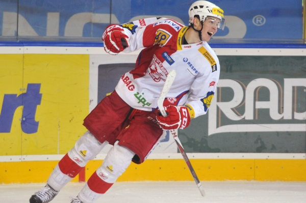 Útočník Slavie Tomáš Hertl se raduje z gólu.