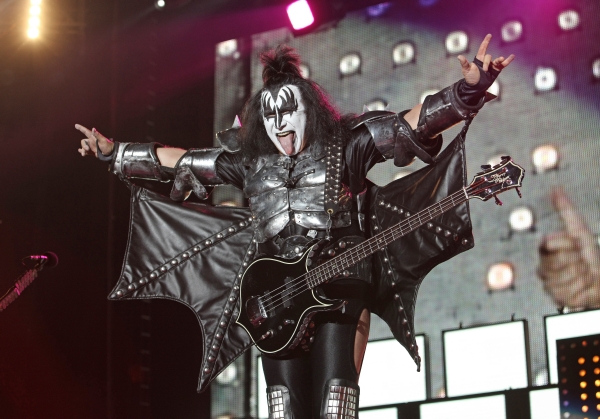 Gene Simmons, frontman kapely Kiss, ve svém divokém kostýmu.