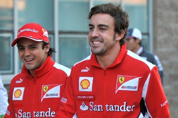Fernando Alonso (vpravo) musel po závodě poděkovat týmovému kolegovi Felipemu Massovi.