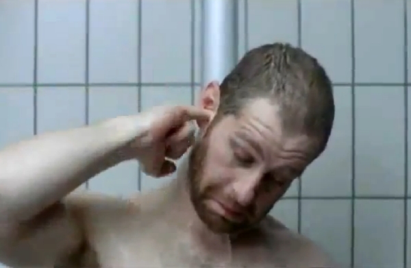 Herec Anthony Topham v reklamě na sprchový gel. 