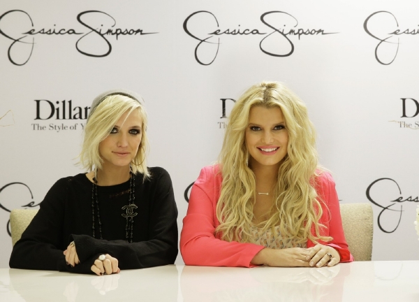 Jessica (vpravo) se svou sestrou Ashley.
