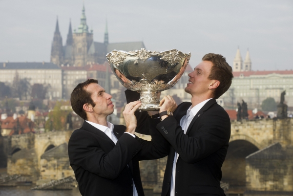 Členové vítězného týmu tenisového Davisova poháru Radek Štěpánek (vlevo) a Tomáš Berdych.