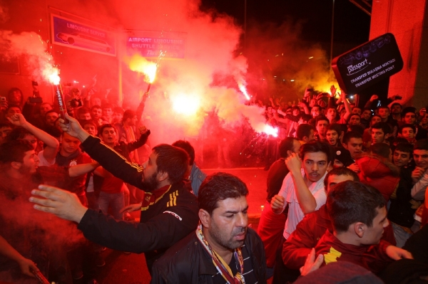 Fanoušci Galatasaraye čekají na hráče Manchesteru United.