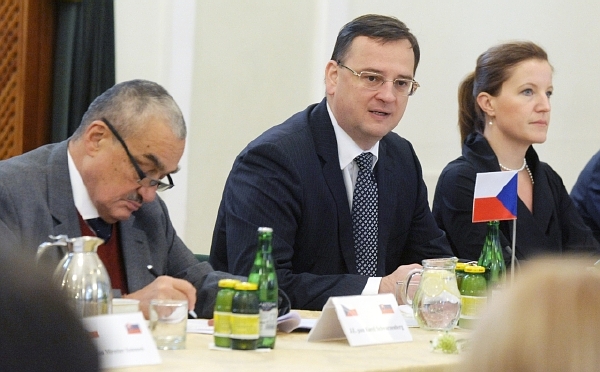 Zleva Karel Schwarzenberg (TOP 09), Petr Nečas (premiér), Karolína Peake (LIDEM).
