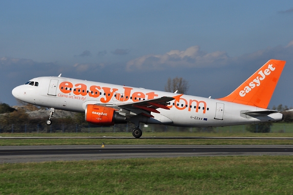Silný výkon easyJet je v kontrastu s problémy většiny leteckého sektoru, kde mnoho společností ohrožují vysoké náklady na pohonné hmoty, slabá důvěra spotřebitelů a krize v eurozóně (ilustrační foto). Silný výkon easyJet je v kontrastu s problémy většiny leteckého sektoru, kde mnoho společností ohrožují vysoké náklady na pohonné hmoty, slabá důvěra spotřebitelů a krize v eurozóně (ilustrační foto).