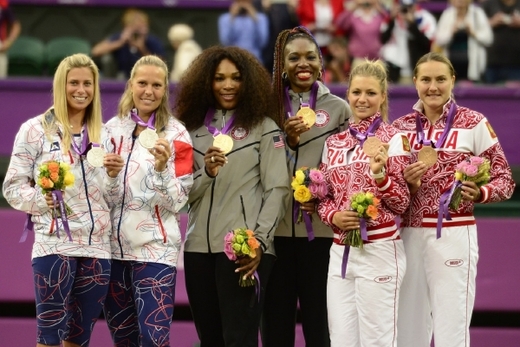 České duo deblistek Andrea Hlaváčková a Lucie Hradecká (zleva) s olympijským stříbrem.