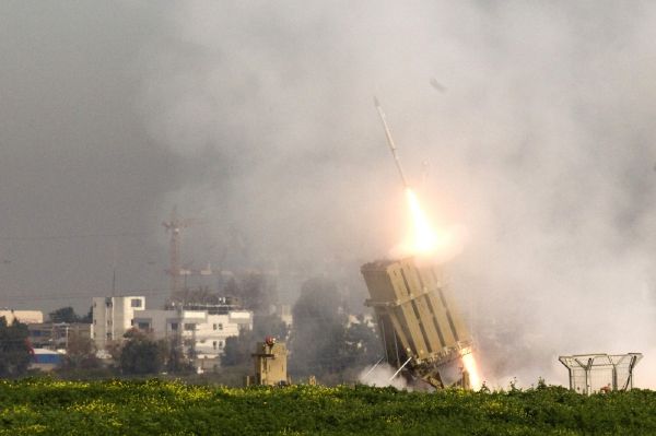 Iron Dome vypouští raketu proti palestinské střele. 