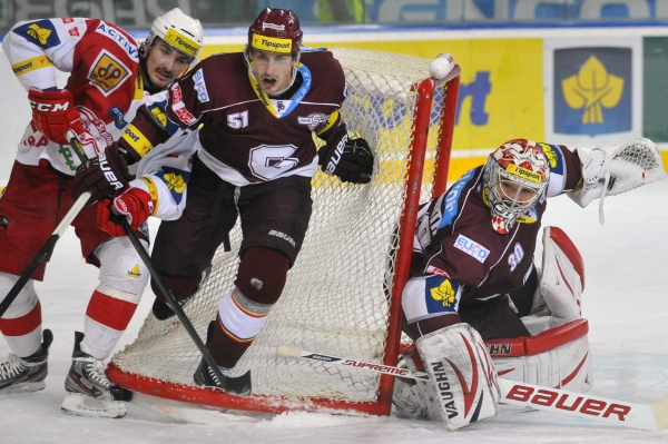 Hokejový obránce Tomáš Mojžíš (uprostřed) se vrací z extraligové Sparty do Lva Praha. Hokejový obránce Tomáš Mojžíš (uprostřed) se vrací z extraligové Sparty do Lva Praha.