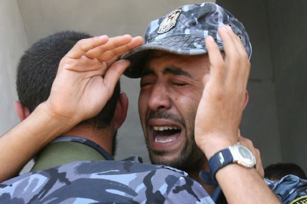 Palestinský ozbrojenec v Gaze naříká nad smrtí kolegů.