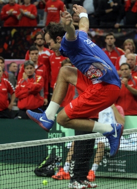Skoky přes síť. Tak slavil Štěpánek finálový triumf nad Španěly.
