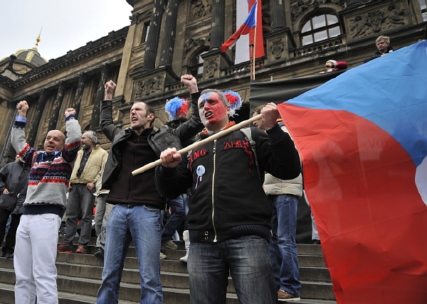 Demonstrace odborů a dalších občanských iniciativ proti vládní politice se na Václavském náměstí v Praze zúčastnilo v sobotu 17. listopadu několik tisíc lidí. Demonstrace odborů a dalších občanských iniciativ proti vládní politice se na Václavském náměstí v Praze zúčastnilo v sobotu 17. listopadu několik tisíc lidí.