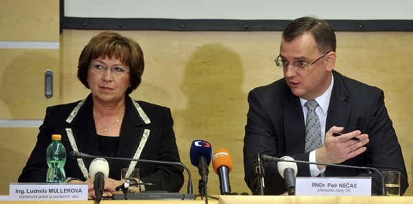 Ministryně práce a sociálních věcí Ludmila Müllerová (TOP 09) a premiér Petr Nečas (ODS).