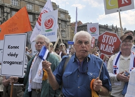 Největším důvodem nízkého zájmu je podle analytiků vysoké politické riziko. Na snímku demonstrace "Za přežití seniorů", kterou svolala Rada seniorů ČR 30. května v Praze.
