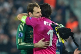 Po zápase se Petr Čech pozdravil se svým protějškem Buffonem.