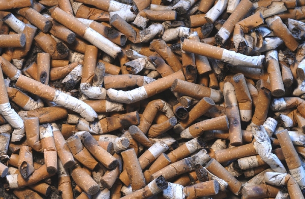 Kuřáci odhodí na pařížské ulice každý rok 315 tun nedopalků.