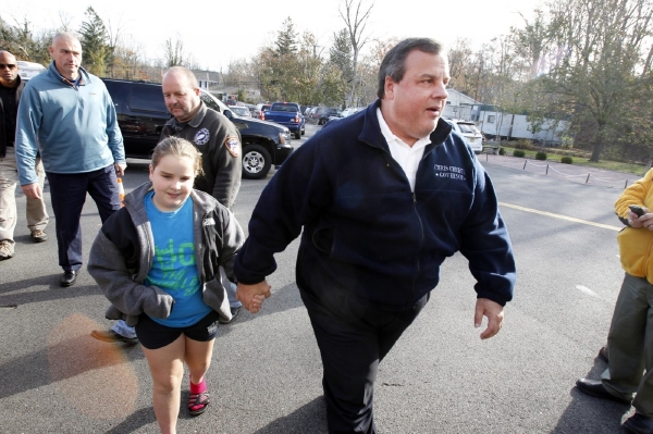 Guvernér Chris Christie s nejmladší dcerou míří k volebním urnám.