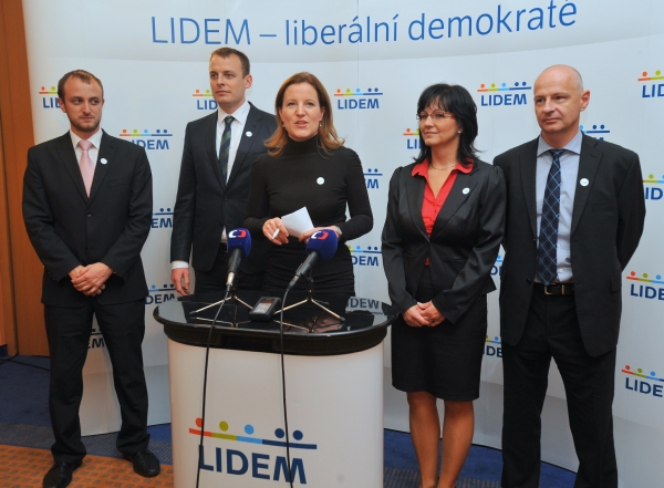 Vládní strana LIDEM. Zleva místopředsedové Jiří Rusnok a Viktor Paggio, předsedkyně Karolína Peake, první místopředsedkyně Dagmar Navrátilová a místopředseda Jiří Neumann. Vládní strana LIDEM. Zleva místopředsedové Jiří Rusnok a Viktor Paggio, předsedkyně Karolína Peake, první místopředsedkyně Dagmar Navrátilová a místopředseda Jiří Neumann.