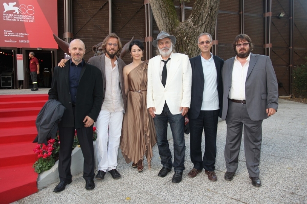 Režisér Andrea Segre (druhý zleva) a představitelka hlavní role herečka Čao Tchao při premiéře filmu. Režisér Andrea Segre (druhý zleva) a představitelka hlavní role herečka Čao Tchao při premiéře filmu.