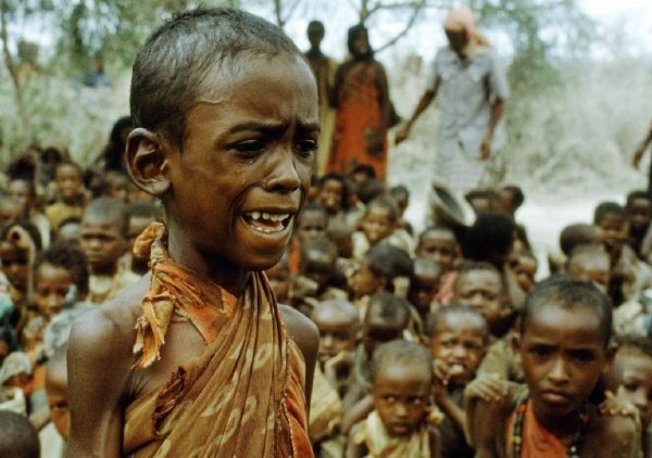 Novináři, kteří neznají Afriku, o ní zpravidla informují jen jako o kontinentu hladu, válek, excentrických vládců či rabování nerostného bohatství.