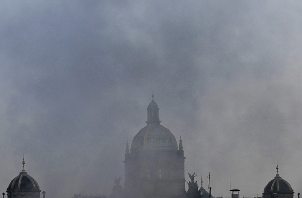 Praha v sevření smogové clony (ilustrační foto). Praha v sevření smogové clony (ilustrační foto).