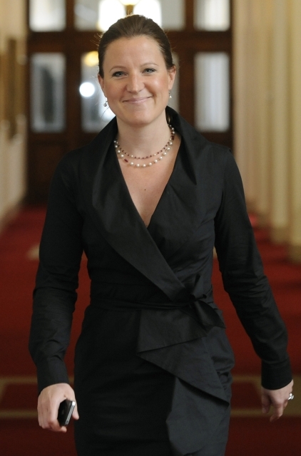 Vicepremierka Karolína Peake plánuje řešit špatnou ekonomickou situaci ve státě slučováním ministerstev. Vicepremierka Karolína Peake plánuje řešit špatnou ekonomickou situaci ve státě slučováním ministerstev.