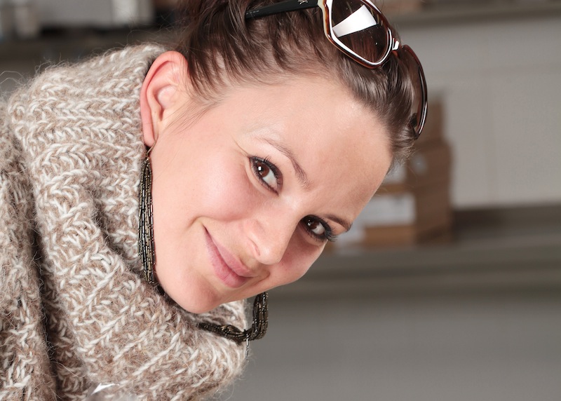 Jitka Čvančarová plní pralinky.