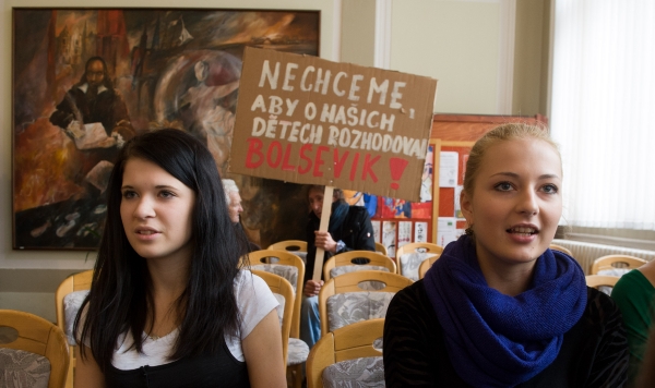 Studenti třeboňského gymnázia stávkovali na protest proti krajské koalici ČSSD a KSČM a zejména proti jmenování komunistické zastupitelky Vítězslavy Baborové radní pro školství.