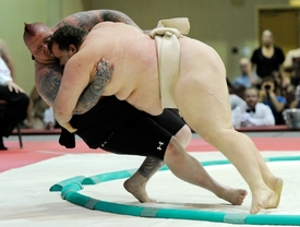 Zápasníci mnohdy mívají v pase víc než jen 85 cm. Nejtěžší zápasník planety Emmanuel Yarborough váží 395 kg, měří 2 metry a obvod pasu má 280 cm (ilustrační foto).