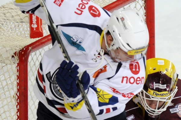 Hokejový útočník Radek Duda předčasně končí v angažmá v extraligovém Chomutově. Hokejový útočník Radek Duda předčasně končí v angažmá v extraligovém Chomutově.