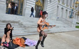 Naturistky po protestu u radnice v San Francisku.