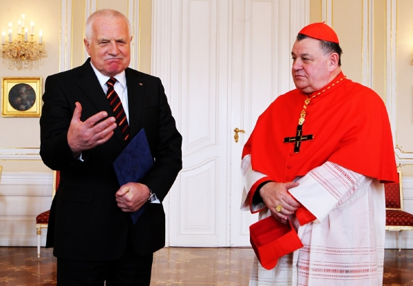Dominik Duka a Václav Klaus (vlevo).