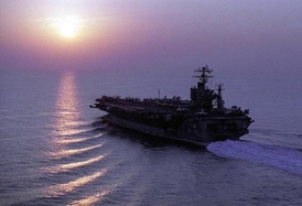 Pohřeb se odehrál na lodi Carl Vinson.