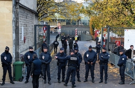 Soudní budovu střeží policisté.