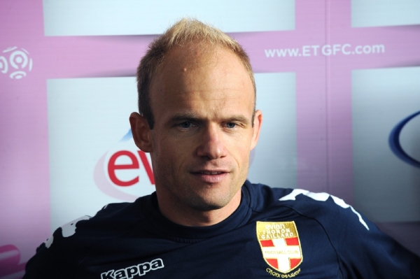 Fotbalista David Jarolím by se po předčasném konci v Evianu mohl vrátit do Hamburku, kde do svého letního odchodu působil devět let. Fotbalista David Jarolím by se po předčasném konci v Evianu mohl vrátit do Hamburku, kde do svého letního odchodu působil devět let.