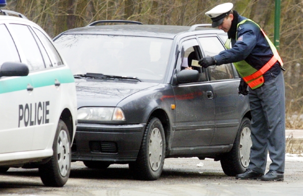 Ramanova spektroskopie by mohla policistům pomoci odhalit metanol přímo v terénu.