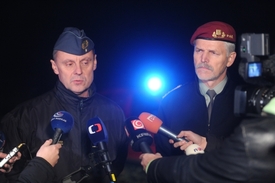 Pilot havarovaného letounu zemřel v troskách. Na místo nehody přijel velitel čáslavské základny.