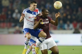 Zleva Jordan Ferri z Olympique Lyon a Léonard Kweuke z AC Sparta Praha.