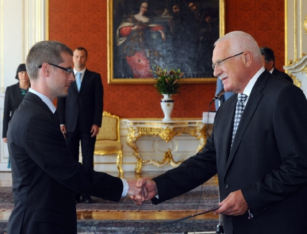 Vladimír Tomšík byl jmenován do funkce Václavem Klausem. Vladimír Tomšík byl jmenován do funkce Václavem Klausem.