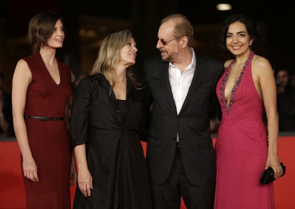 Režisér Larry Clark s hereckým obsazením filmu Mafia Girl na filmovém festivalu v Římě. Režisér Larry Clark s hereckým obsazením filmu Mafia Girl na filmovém festivalu v Římě.